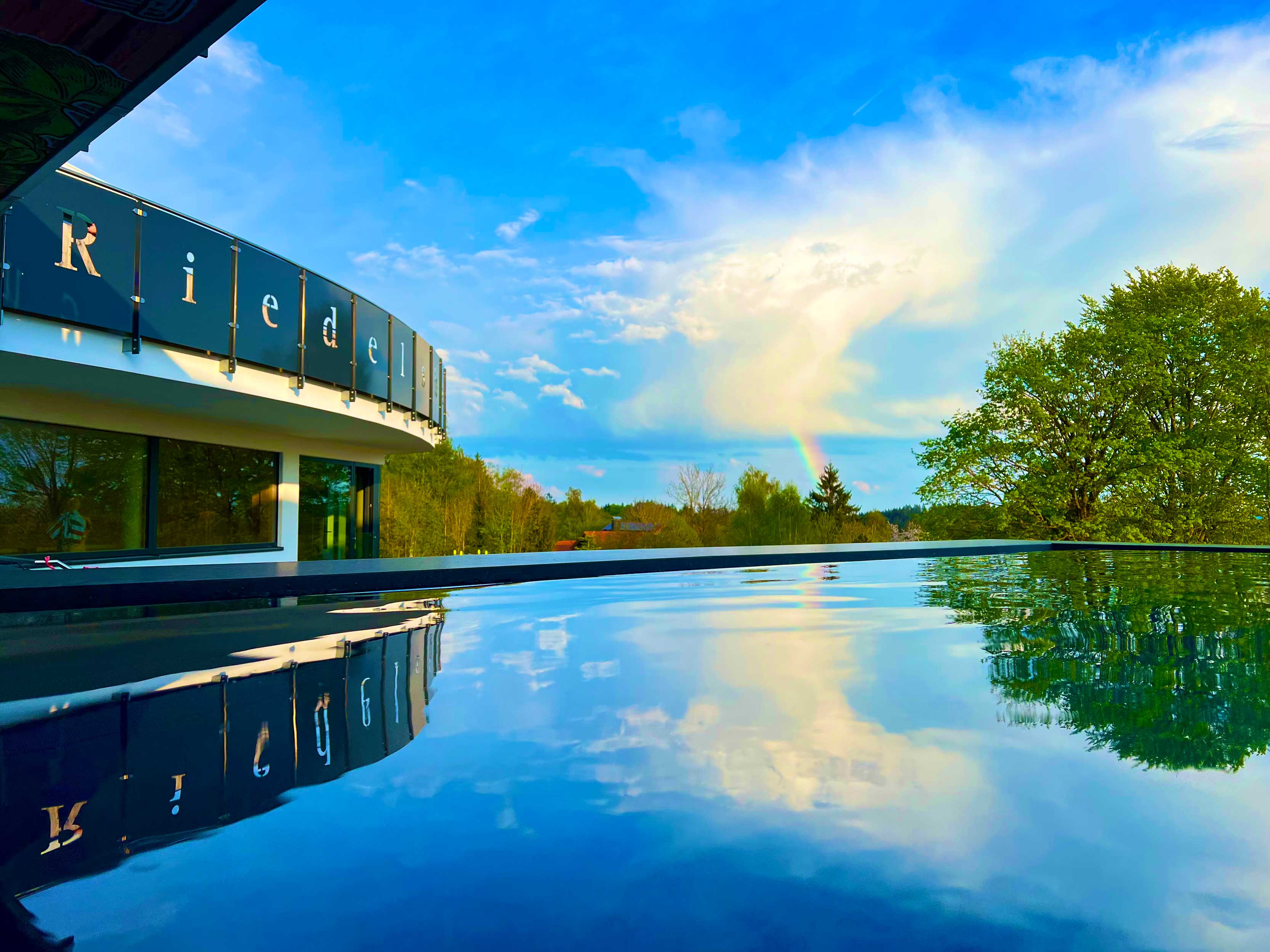 Das Bier- & Wohlfühlhotel Gut Riedelsbach Pool des Hotel Gut Riedelsbach mit Regenbogen