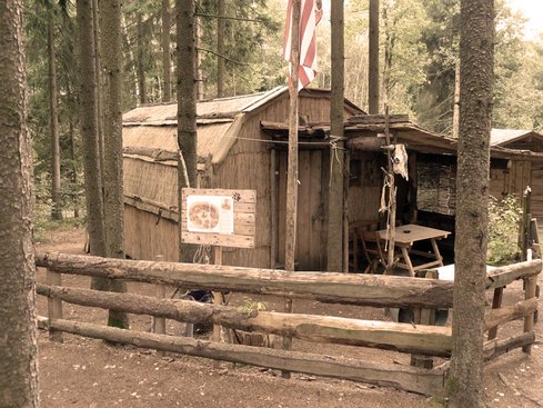 Claim 12 des Authentikbereichs in Pullman City indianisches Langhaus im Wald