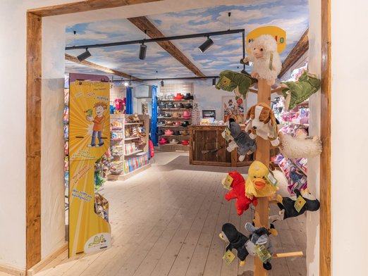 Laden mit Kuscheltieren, Spielsachen und Cowboyhüten