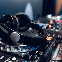 Partystimmung mit DJ Mischpult mit Kopfhörer