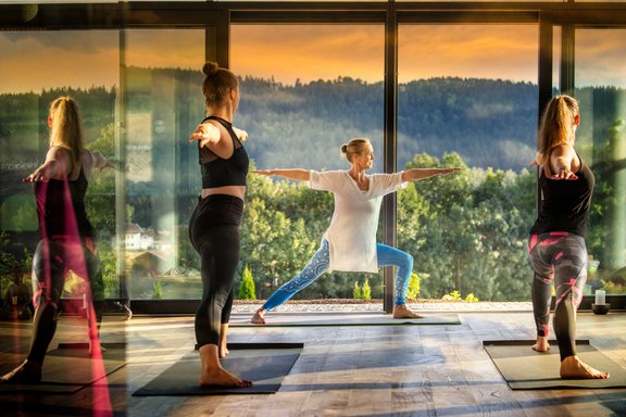 Frauen machen Yoga