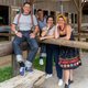 Vier Personen in Rockabillykleidung in der Westernstadt Pullman City