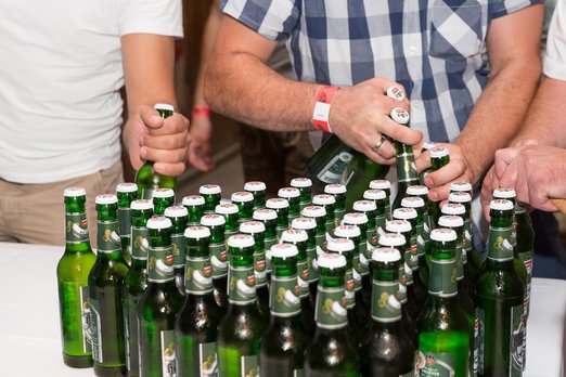 Männer nehmen sich Bierflaschen