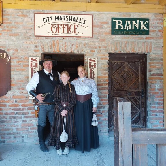 Familie Schult posieren vorm City Marshall's Office.