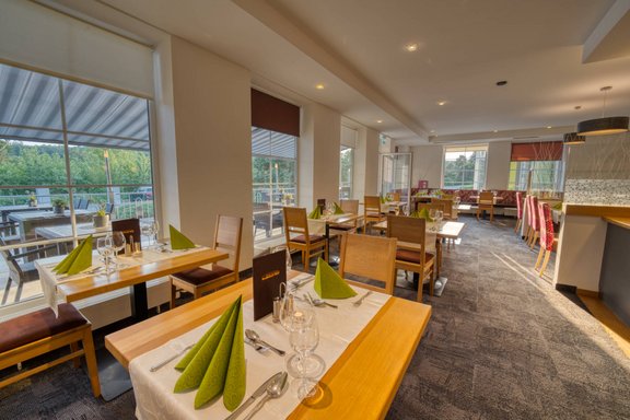 Restaurant mit Tischen