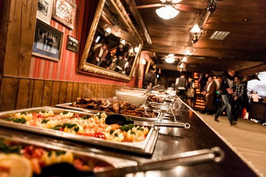 Buffet mit Essen in Behälter
