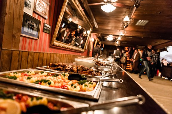 Buffet mit Essen in Behältern