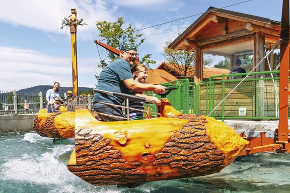 Vater mit Kind fährt in Wasser-Jetski-Gondeln