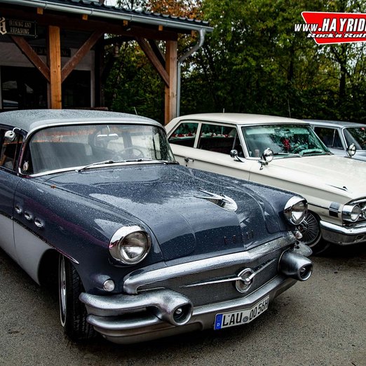 Oldtimer parken in der Westernstadt
