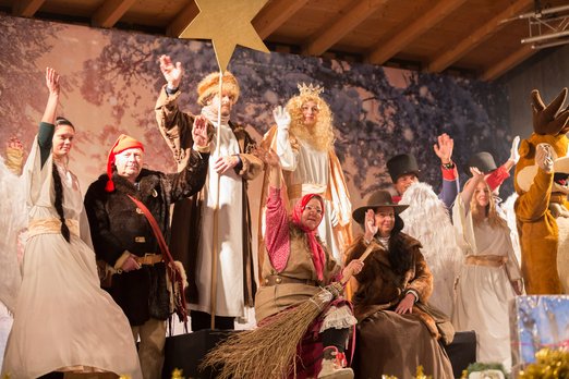 Menschen in weihnachtlicher Verkleidung