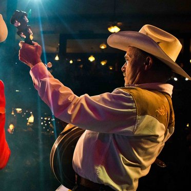 Musik erleben mit den verschiedensten Bands Zwei Männer mit Cowboyhüten spielen auf einer Bühne