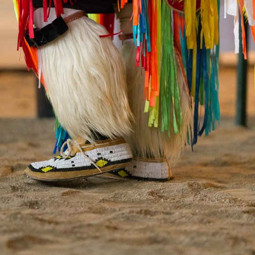 Indianische Hose aus Tierfell und Fransen