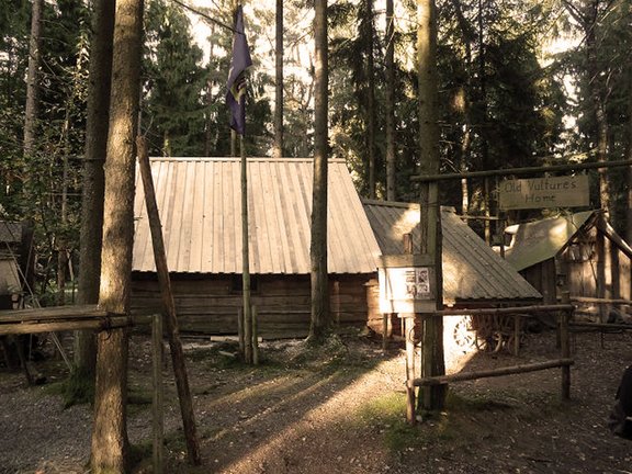 Holzhütten in einem Wald mit Holzzaun