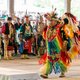 Indianer in traditioneller Kleidung