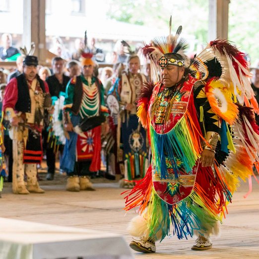 Indianer in traditioneller Kleidung