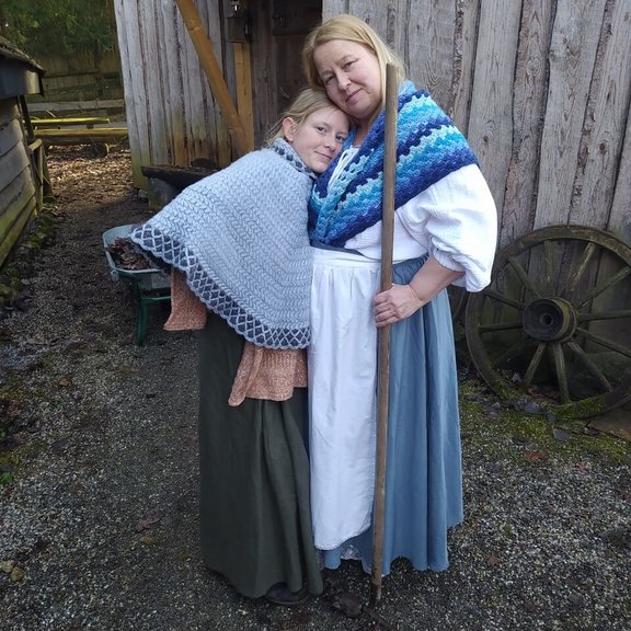 Frau Schulz und Ihre Tochter Emmi in historischer Kleidung.