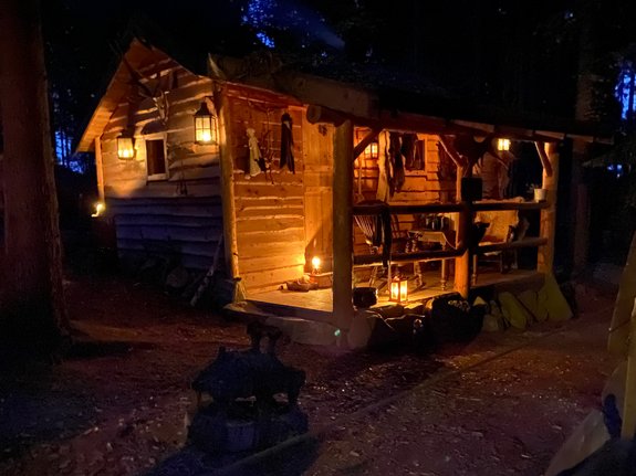 Claim 2 des Authentikbereichs in Pullman City Mit Laternen beleuchtete Hütte bei Nacht