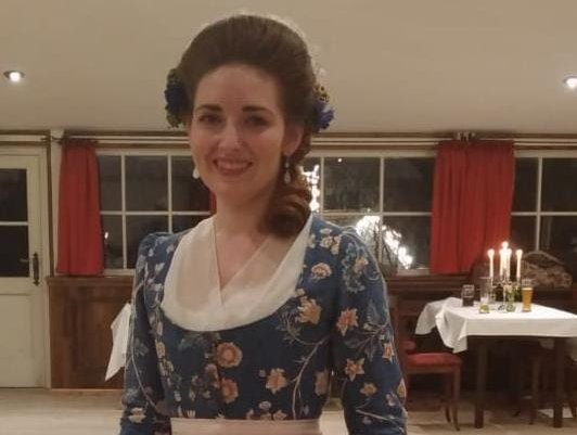 Frau mit authentischer Kleidung
