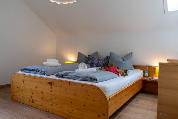 Einladendes Bett mit dekorativen Kissen