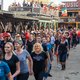 Menschen auf der Straße in einer Westernstadt