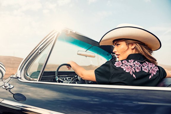 Stars & Stripes Model sitzt in einem Auto