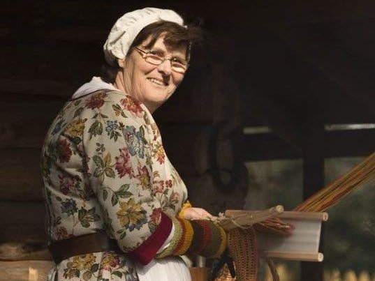 Eine Frau webt