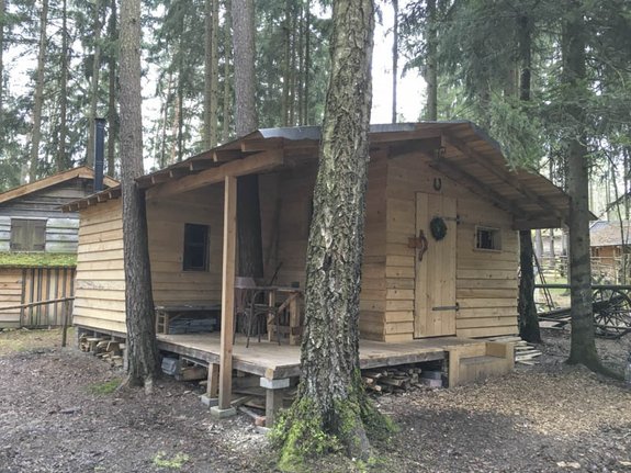 Claim 6 des Authentikbereichs in Pullman City Eine Holzhütte im Wald
