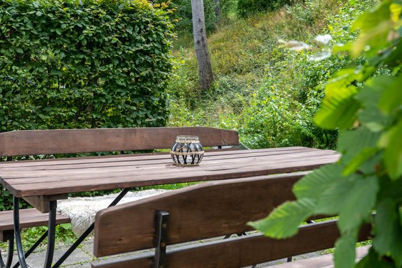 Terrasse mit Tisch und Stühlen
