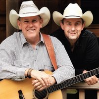 Rascal and Dodger Zwei Männer mit Cowboyhüten und Gitarre