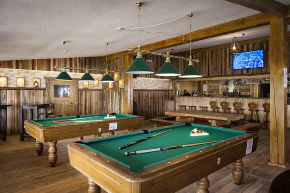 Zwei Billard Tische in einem Saloon