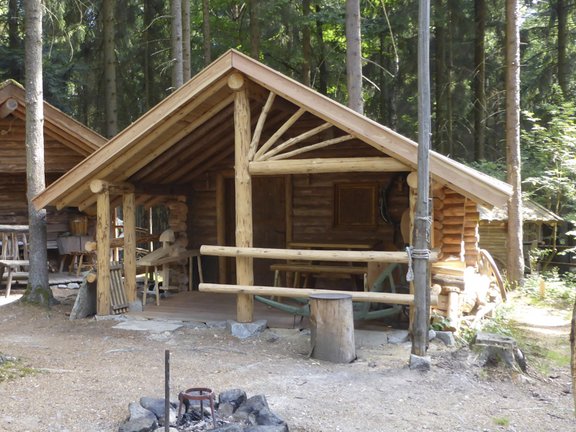 Holzhaus mit Veranda und Feuerstelle