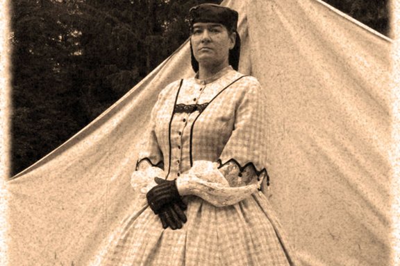 Frau in kariertem Kleid