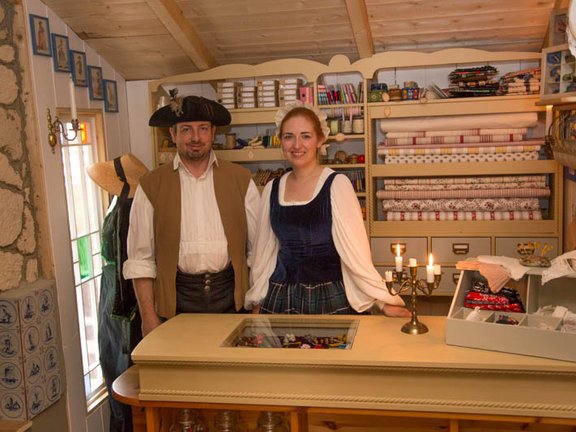 Mann und Frau hinter einer Theke