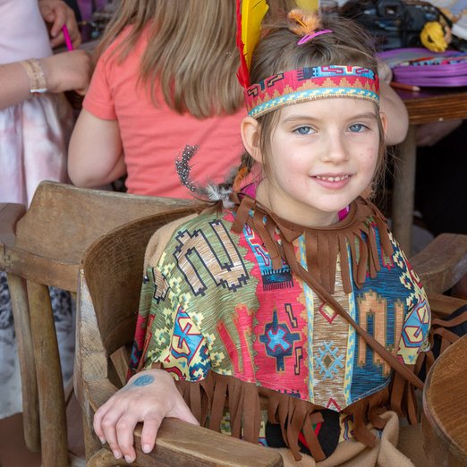 Mädchen in Indianerkostüm