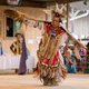 Mann in indianischer Kleidung tanzt