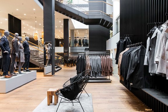Kleider auf einer Kleiderstange im Modehaus Garhammer