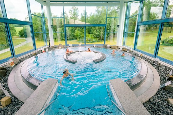 Die Sonnentherme Eging Menschen schwimmen in einem runden Pool