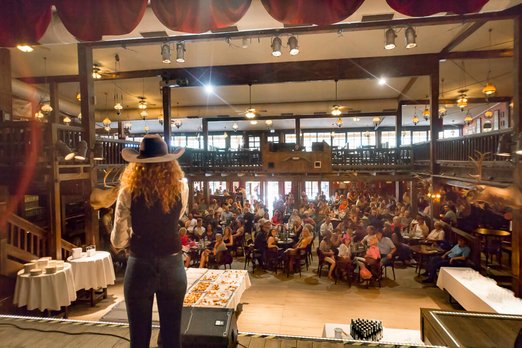 Frau hält Vortrag vor Publikum in der Music and Dance Hall