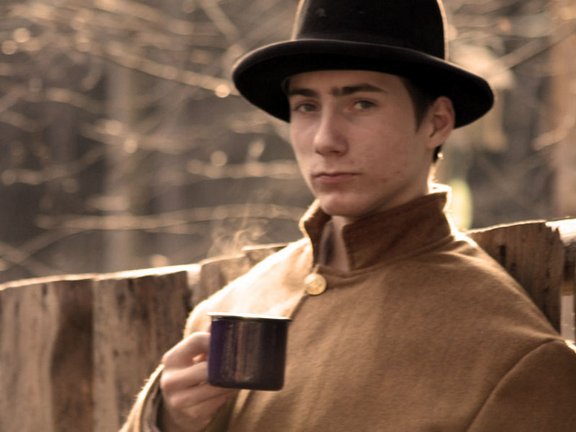 junger Mann hält eine Tasse