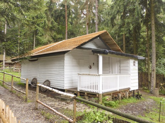 Claim 7 des Authentikbereichs in Pullman City weiß gestrichene Holzhütte im Wald