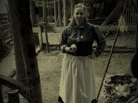 Frau in Kleidung der Siedlung