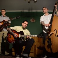 Trouble in Mind Drei Männer mit Kontrabass und Gitarren