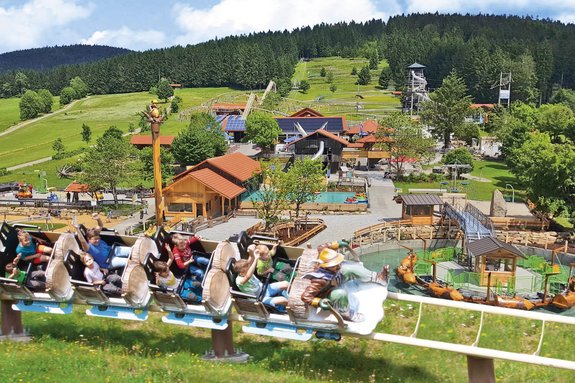 Die Rodelbahn Sankt Englmar Menschen fahren mit der Rodelbahn in Sankt Englmar