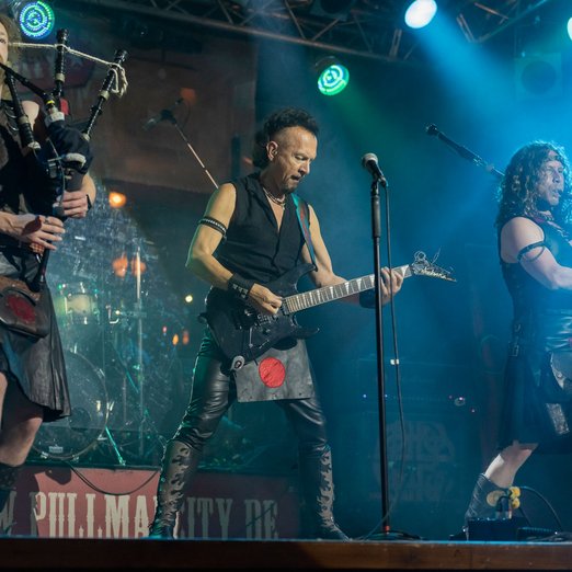 Band in irischen Klamotten im Metal Style