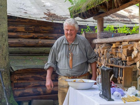 Claim 10 des Authentikbereichs in Pullman City Mann in historischer Kleidung der Siedler