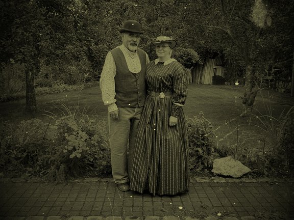 Mann und Frau in Kleidung des 19. Jahrhunderts