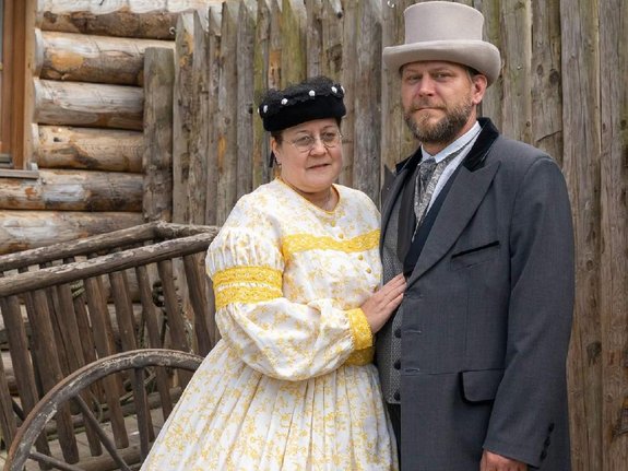 Dorothea Lynde Dix und Nolan Mc'Fallon Mann mit Anzug und Hut, Frau in gelbem Kleid