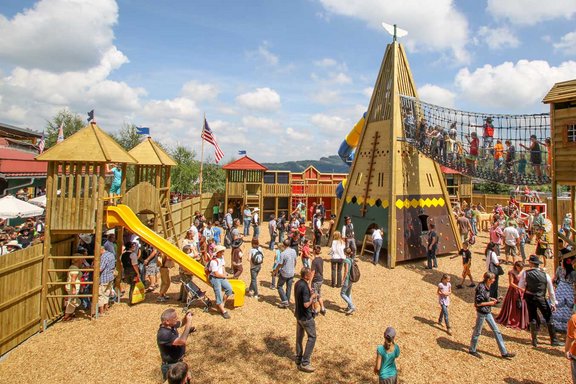 Spielplatz mit vielen Besuchern