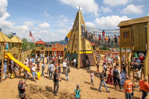 Der Spielplatz "Little Pullman" großer Spielplatz mit vielen Besuchern