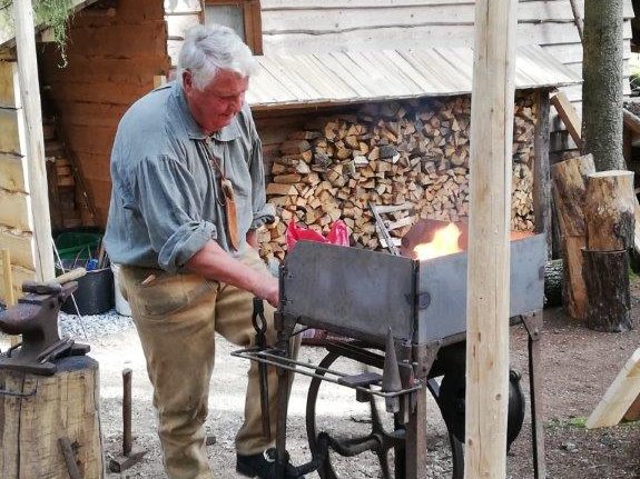 Ein Mann macht Feuer in einem Grill